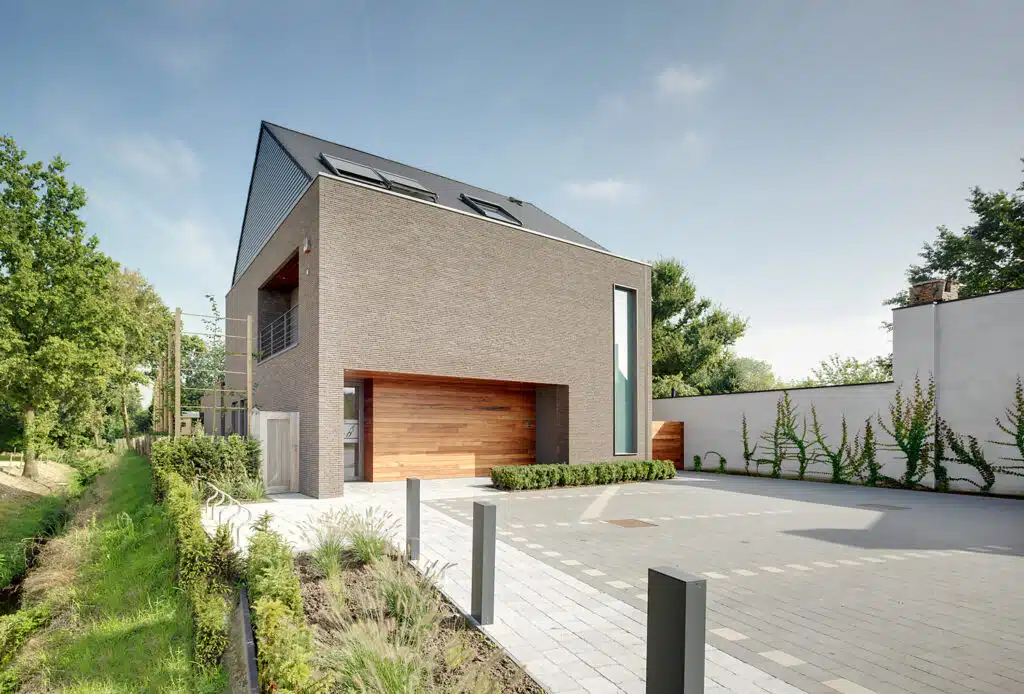 Exterieur en parking van een nieuwbouw notariskantoor te Kemzeke