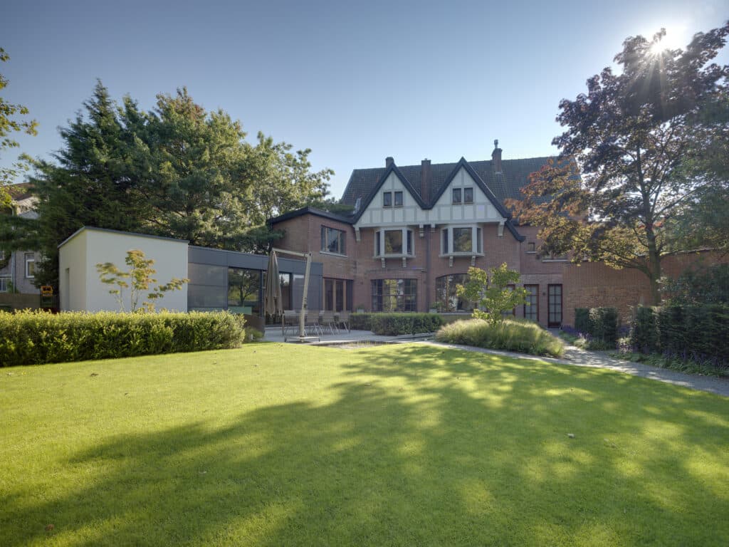 Vijver, tuin en terras aan een renovatie en uitbreiding van een wonding in Stekene