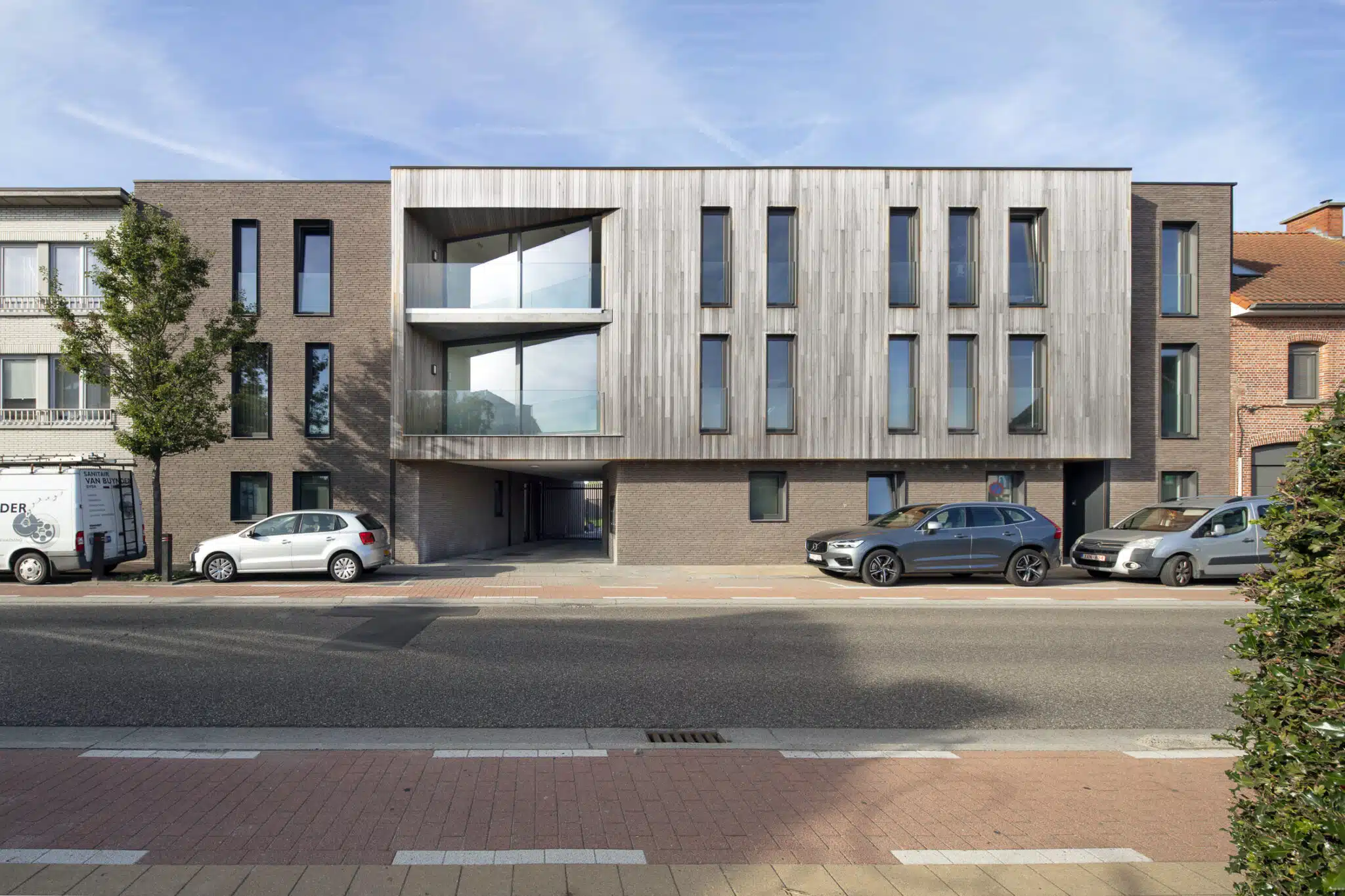 Nieuwbouw appartementsgebouw Van Lijsebetten in Nieuwkerken met houten gevelbekleding, bakstenen gevel en meerdere verdieping