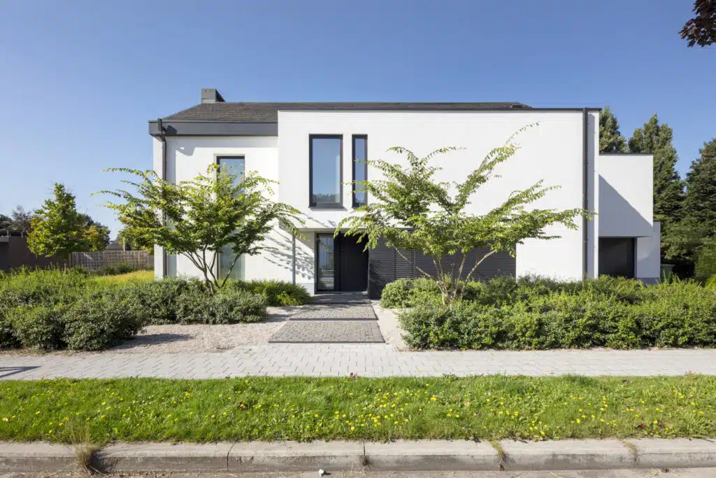 Exterieur en tuin van een verbouwde woning te Beveren