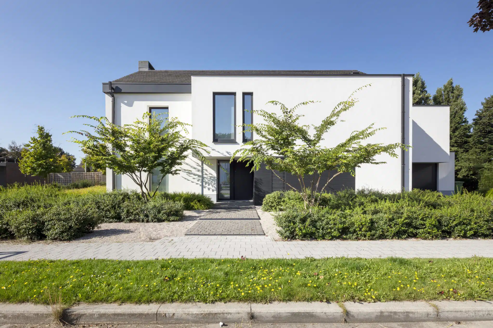 Exterieur en tuin van een verbouwde woning te Beveren