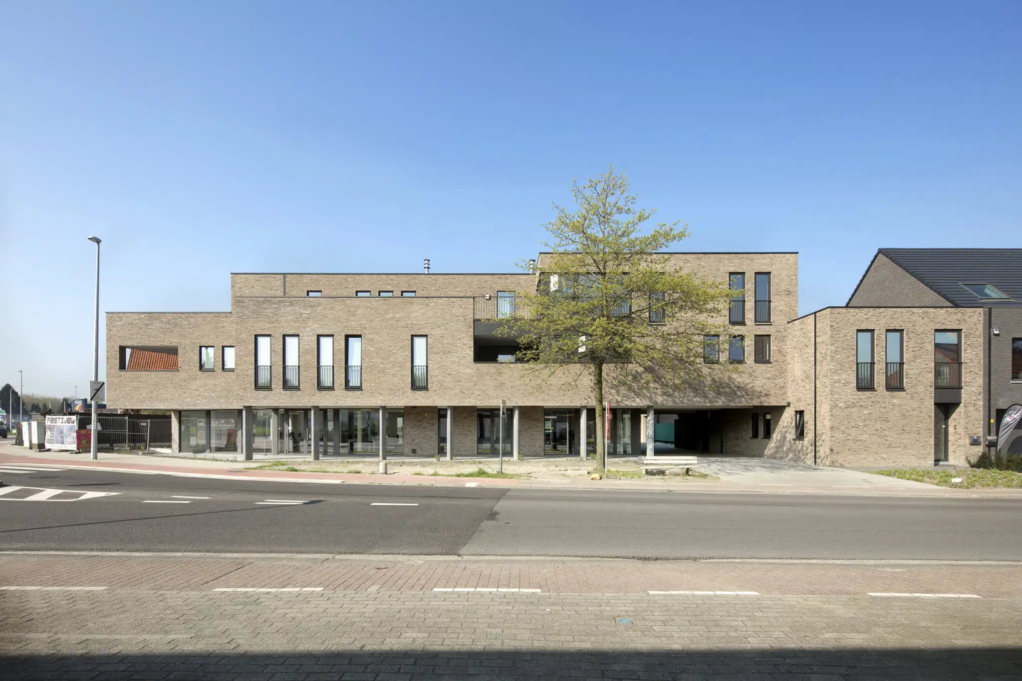 Exterieur van kantoor en appartementsgebouw in Nieuwkerken-Waas